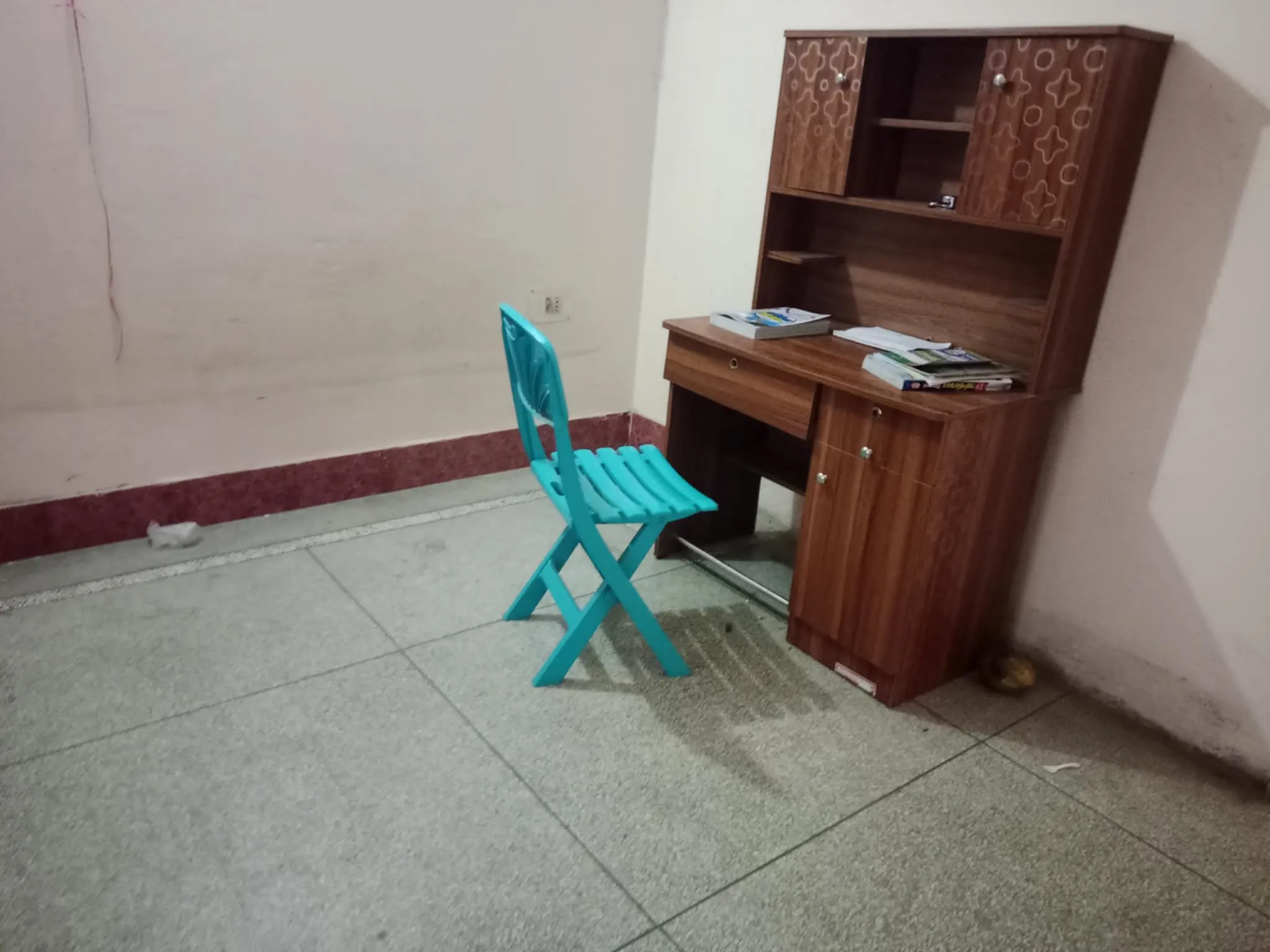 মিস্ত্রিপাড়া বাজারের আগে আছে এক সিট ভাড়া হবে