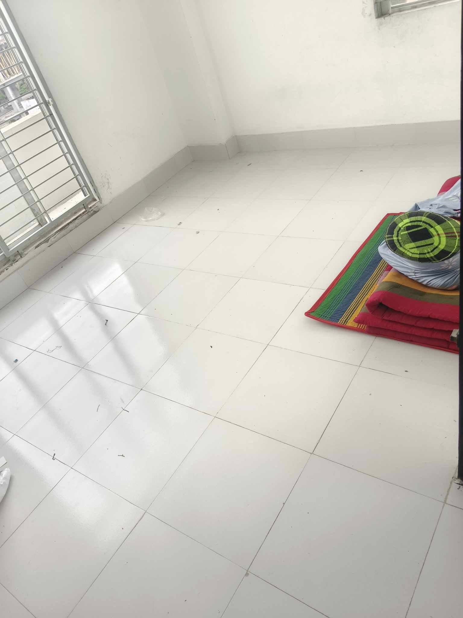 অত্যাধুনিক বিল্ডিং এর ৩রুম এর ফ্লাটে ১রুমে একটি সিট ফাকা আছে